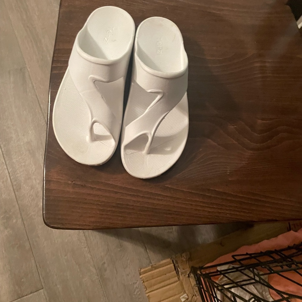 Flip flop style white 8 1/2. Shoes